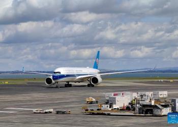 3月3日，搭载中国团队游客的中国南方航空公司班机抵达新西兰奥克兰国际机场。