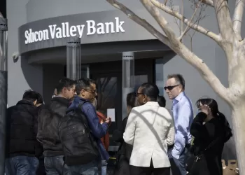 People queue up outside the headquarters of Silicon Valley Bank in Santa Clara, California, the United States, March 13, 2023.