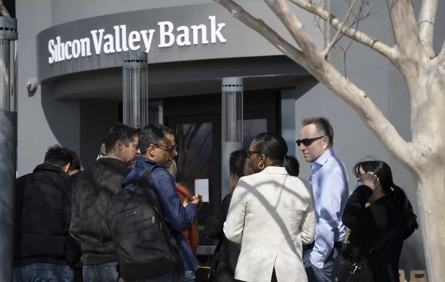 People queue up outside the headquarters of Silicon Valley Bank in Santa Clara, California, the United States, March 13, 2023.