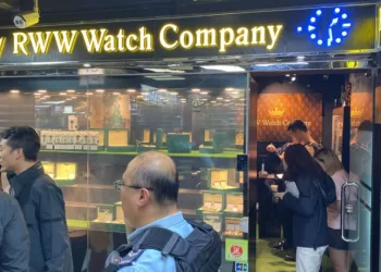 香港：大批警员在劫案后在场进行调查