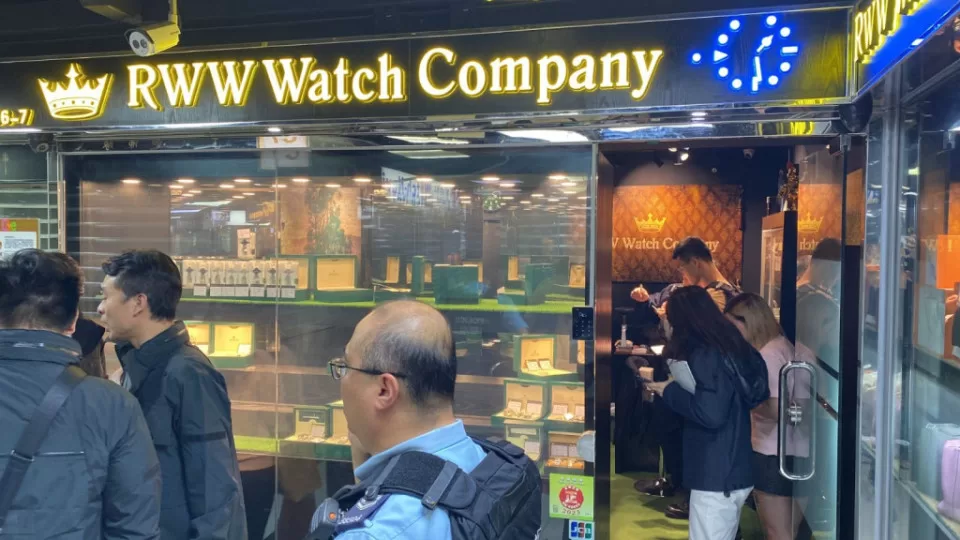 香港：大批警员在劫案后在场进行调查