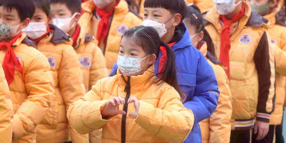 资料图为2023年2月13日，北京的小学生参加开学典礼。