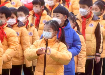 资料图为2023年2月13日，北京的小学生参加开学典礼。