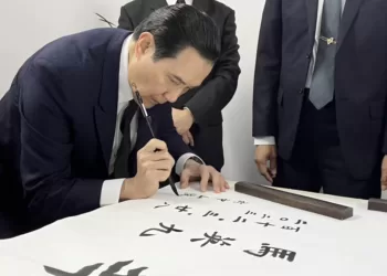台湾前领导人马英九前往南京中山陵谒陵，并题字留念