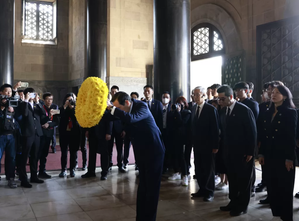 图为马英九向孙中山先生石刻坐像敬献花环。 马英九向孙中山先生石刻坐像敬献花环。