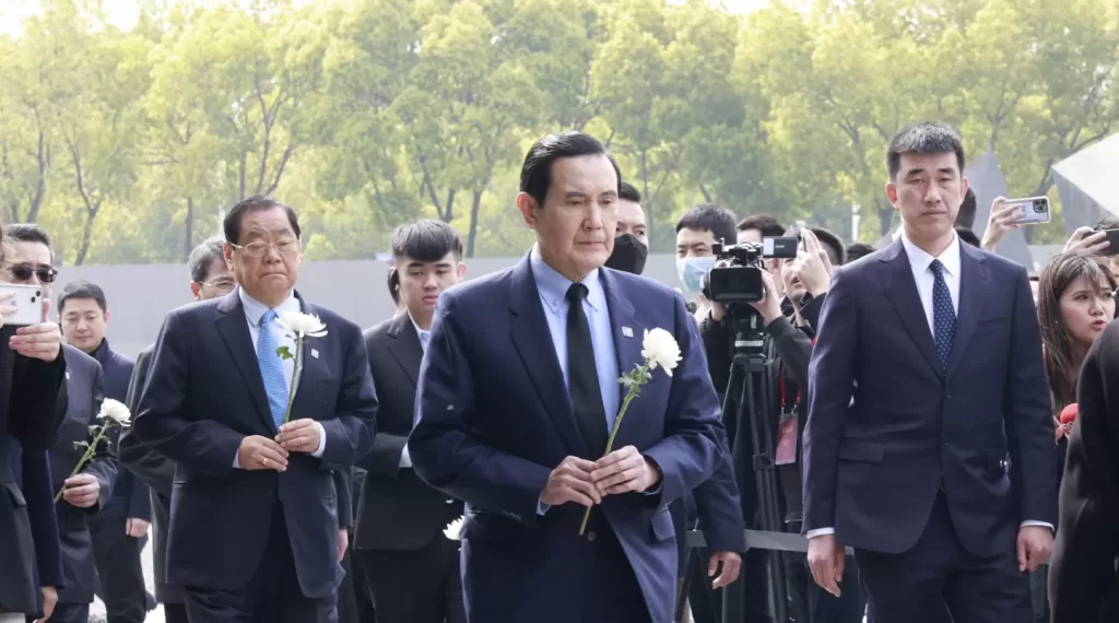 马英九手持白菊走向“古城的灾难”雕塑献花。