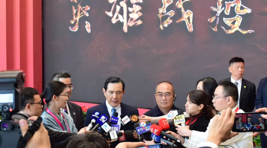 图为马英九参观后接受两岸媒体采访