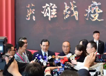 图为马英九参观后接受两岸媒体采访