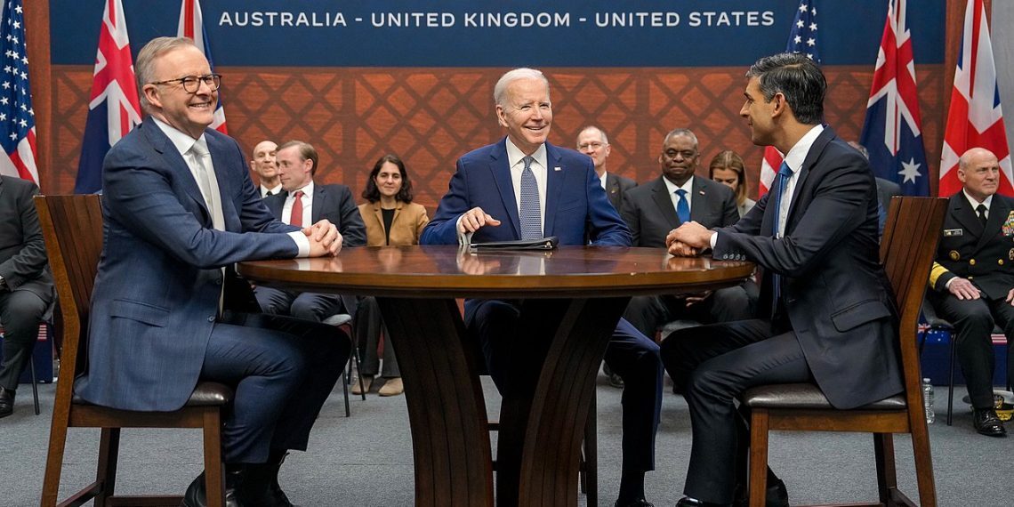澳大利亚总理安东尼·艾博年(左)、美国总统乔·拜登(中)和英国首相里希·苏纳克(右),于 2023 年 3 月 13 日在加利福尼亚州圣地亚哥洛马角海军基地举行的 AUKUS 峰会期间举行新闻发布会。