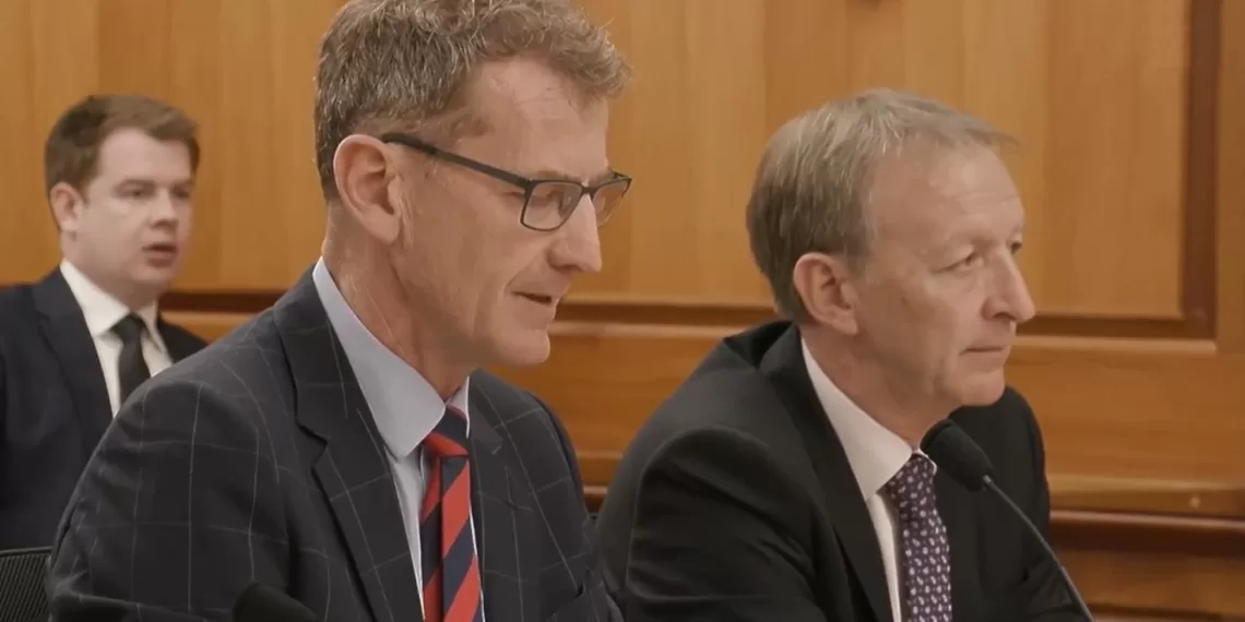 GCSB总干事·Andrew Hampton 向国会议员介绍 GCSB 最近参与的三项国内反恐行动。