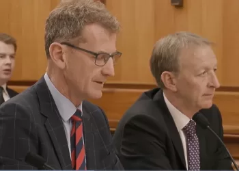 GCSB总干事·Andrew Hampton 向国会议员介绍 GCSB 最近参与的三项国内反恐行动。