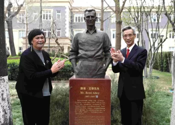 新西兰外长马胡塔出席路易·艾黎雕像揭幕仪式