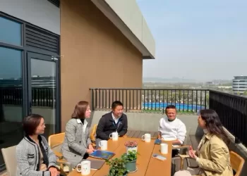 马云与云谷学校校长交流。