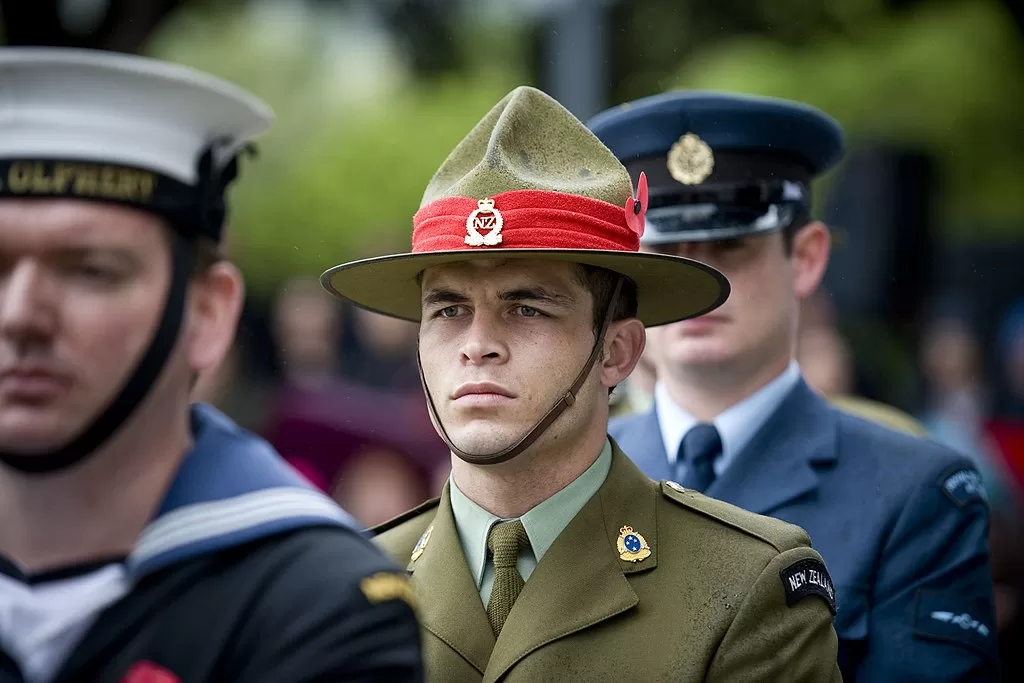 惠灵顿国家战争纪念馆的澳新军团日纪念活动。三军守望着无名战士墓。