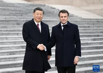 这是会谈前，习近平在人民大会堂东门外广场为马克龙举行欢迎仪式。