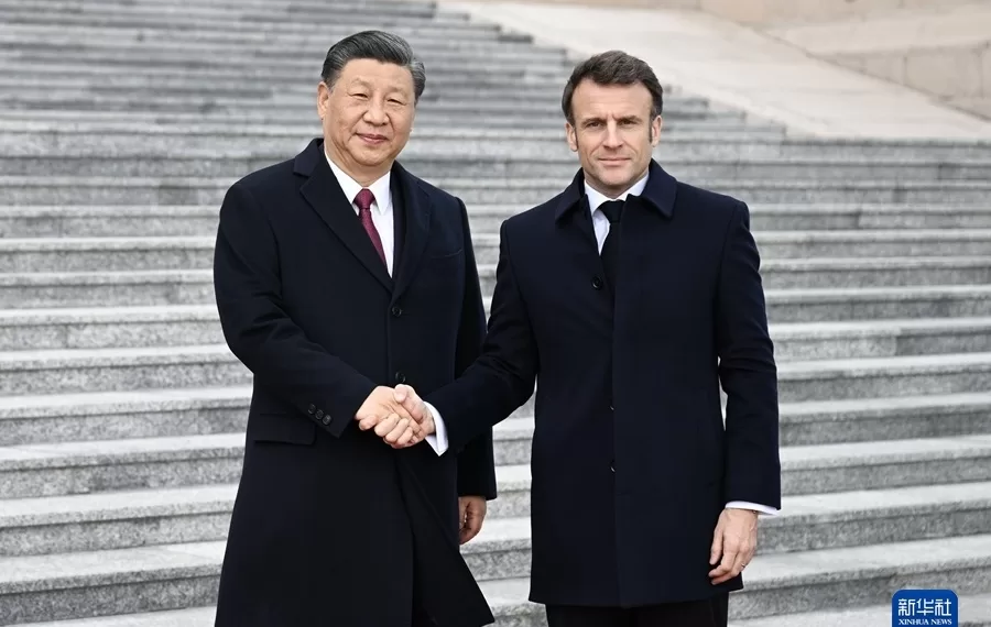 这是会谈前,习近平在人民大会堂东门外广场为马克龙举行欢迎仪式。