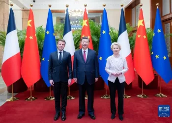 4月6日下午，国家主席习近平在北京人民大会堂同法国总统马克龙、欧盟委员会主席冯德莱恩举行中法欧三方会晤。
