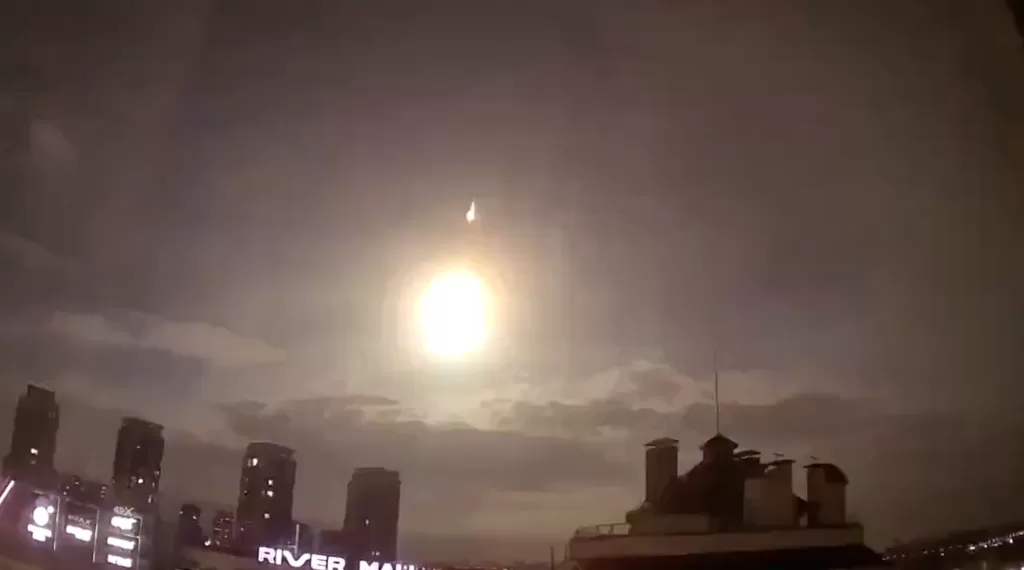 2023年4月19日晚在基辅的视频监控截图,可以看到巨大的闪光。