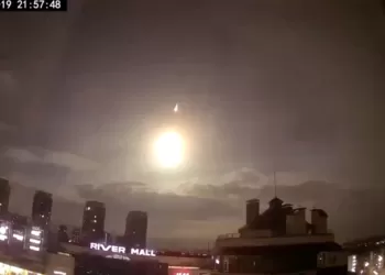 2023年4月19日晚在基辅的视频监控截图，可以看到巨大的闪光。
