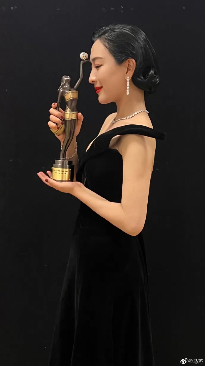 4月16日，电影《海的尽头是草原》荣获第41届香港电影金像奖【最佳亚洲华语电影】，马苏手捧奖杯晒照庆祝。