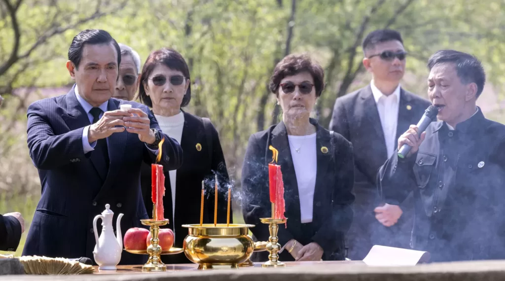 4月1日,在湖南省湘潭县茶恩寺镇双阳村马家祖墓,马英九先生在献酒。
