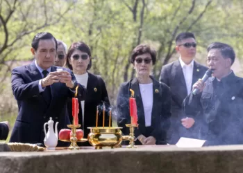 4月1日，在湖南省湘潭县茶恩寺镇双阳村马家祖墓，马英九先生在献酒。