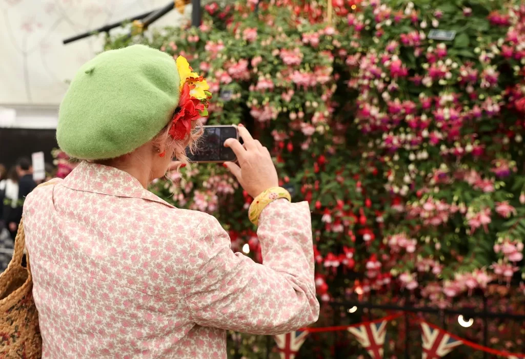 一名女子在英国伦敦的切尔西花展上拍照