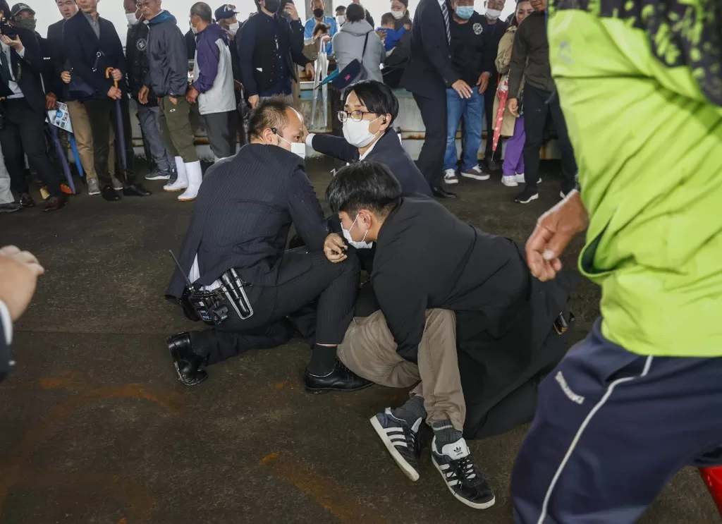 4月15日,在日本和歌山县和歌山市杂贺崎渔港,嫌疑人被警方控制。