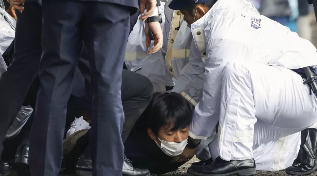 4月15日,在日本和歌山县和歌山市杂贺崎渔港,嫌疑人被警方控制。