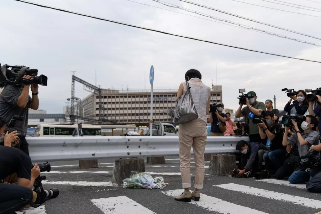 2022年7月8日，市民在日本奈良市安倍晋三遭枪击现场悼念