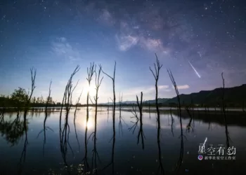 在云南念湖拍摄的天琴座流星雨。