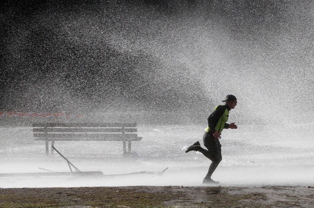 身心联系藏于大脑——一名男子在英吉利湾的风浪中跑步。