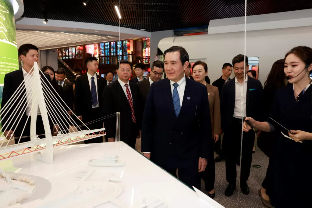 4月3日,马英九一行参观重庆市规划展览馆。 4月3日,马英九一行参观重庆市规划展览馆。