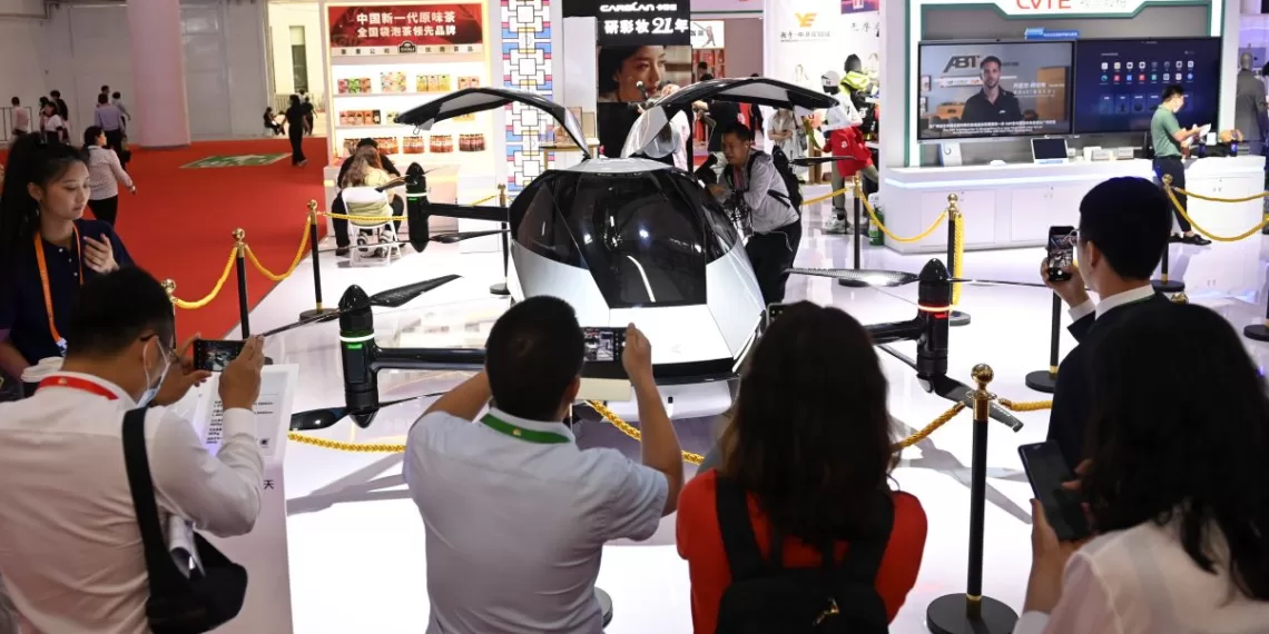 图为观众在广东展区参观拍摄小鹏汇天自主研发制造的“飞行汽车”。