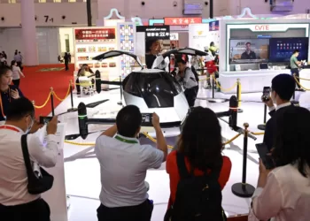 图为观众在广东展区参观拍摄小鹏汇天自主研发制造的“飞行汽车”。