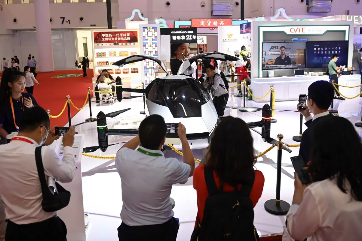 图为观众在广东展区参观拍摄小鹏汇天自主研发制造的“飞行汽车”。