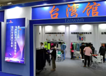 第二十五届海峡两岸纺织服装博览会开幕，客商在台湾馆参观。