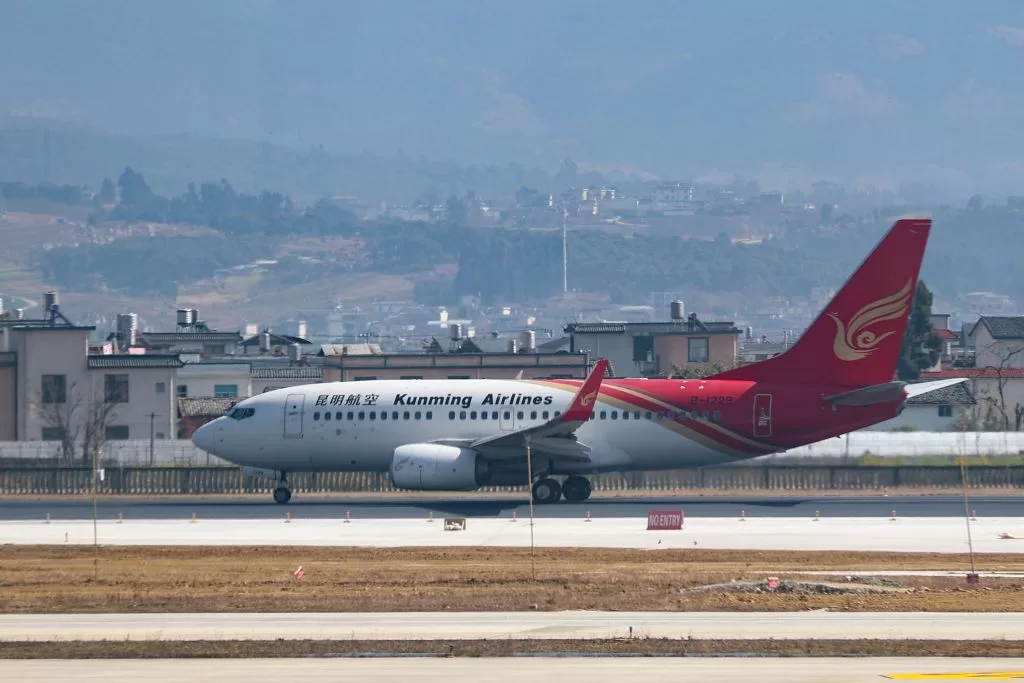 资料图为1月27日，一架民航客机准备从云南保山云瑞机场起飞。