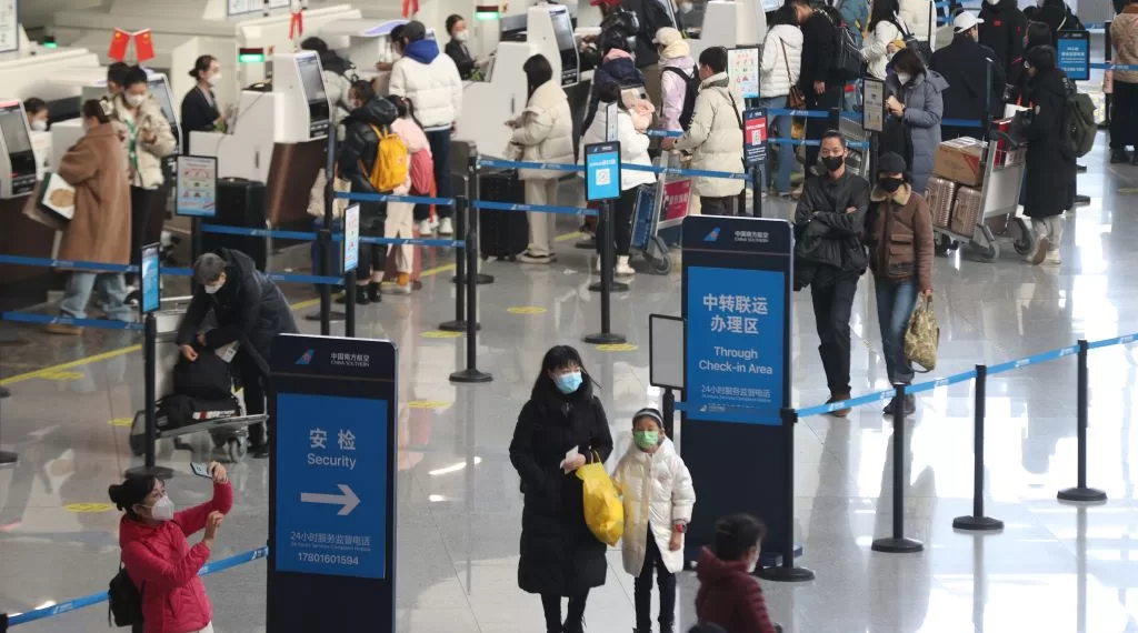 资料图为1月17日，旅客在北京大兴国际机场出行