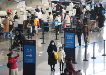 资料图为1月17日，旅客在北京大兴国际机场出行