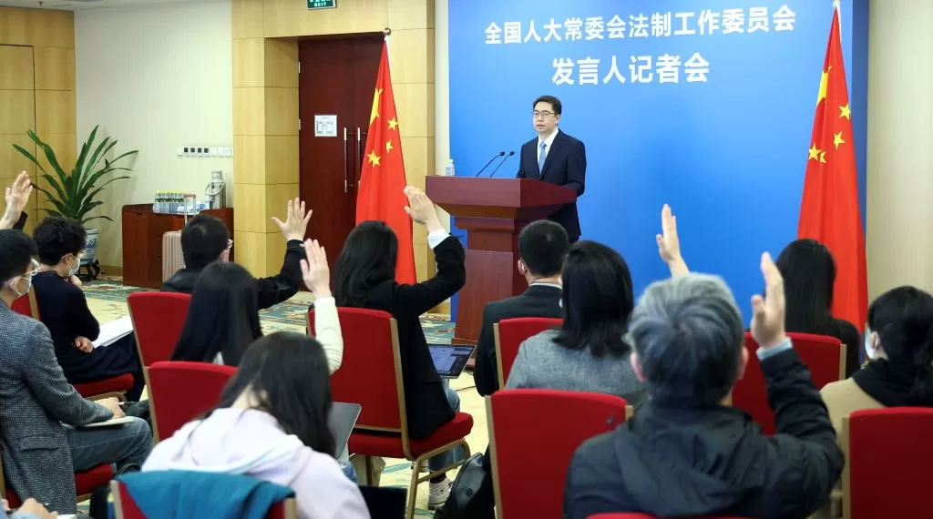 4月21日,全国人大常委会法工委发言人臧铁伟在北京的记者会上通报了修订草案三审稿拟作的主要修改。