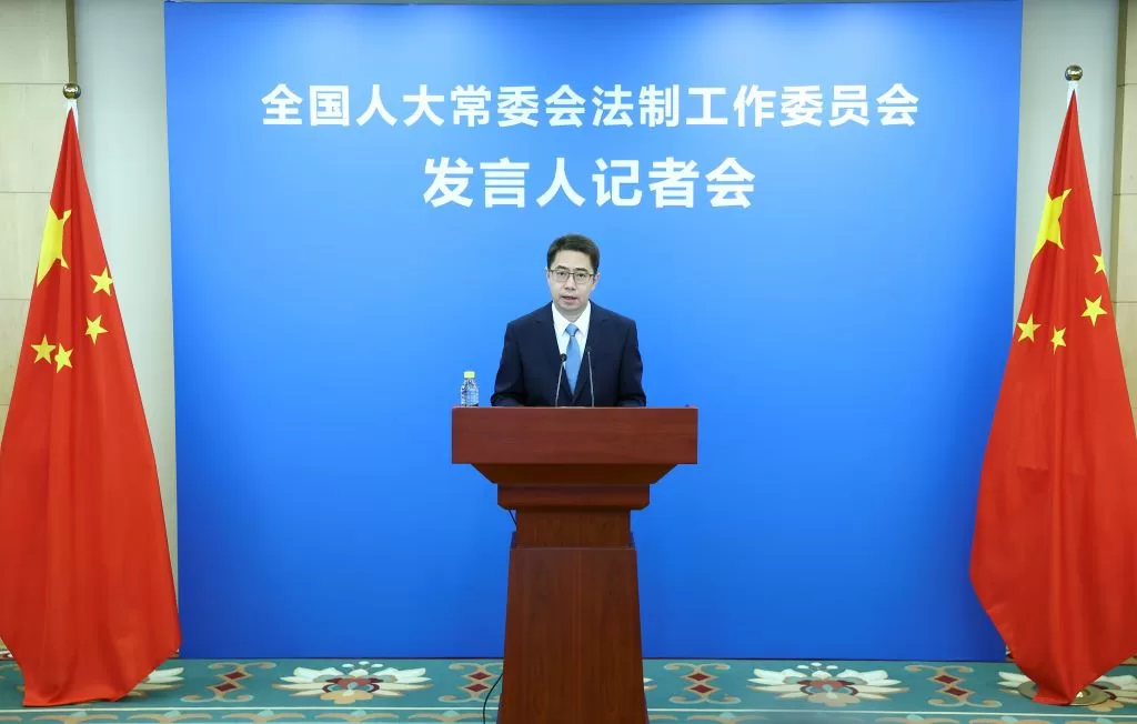 4月21日,全国人大常委会法工委发言人臧铁伟在北京的记者会上通报了修订草案三审稿拟作的主要修改。 4月21日,全国人大常委会法工委发言人臧铁伟在北京的记者会上通报了修订草案三审稿拟作的主要修改。