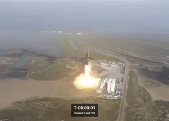 星舰发射时的壮观场景。
