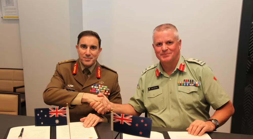 澳大利亚陆军参谋长西蒙·斯图尔特中将（左）和新西兰陆军参谋长约翰·博斯韦尔少将签署两国军队之间的合作协议。