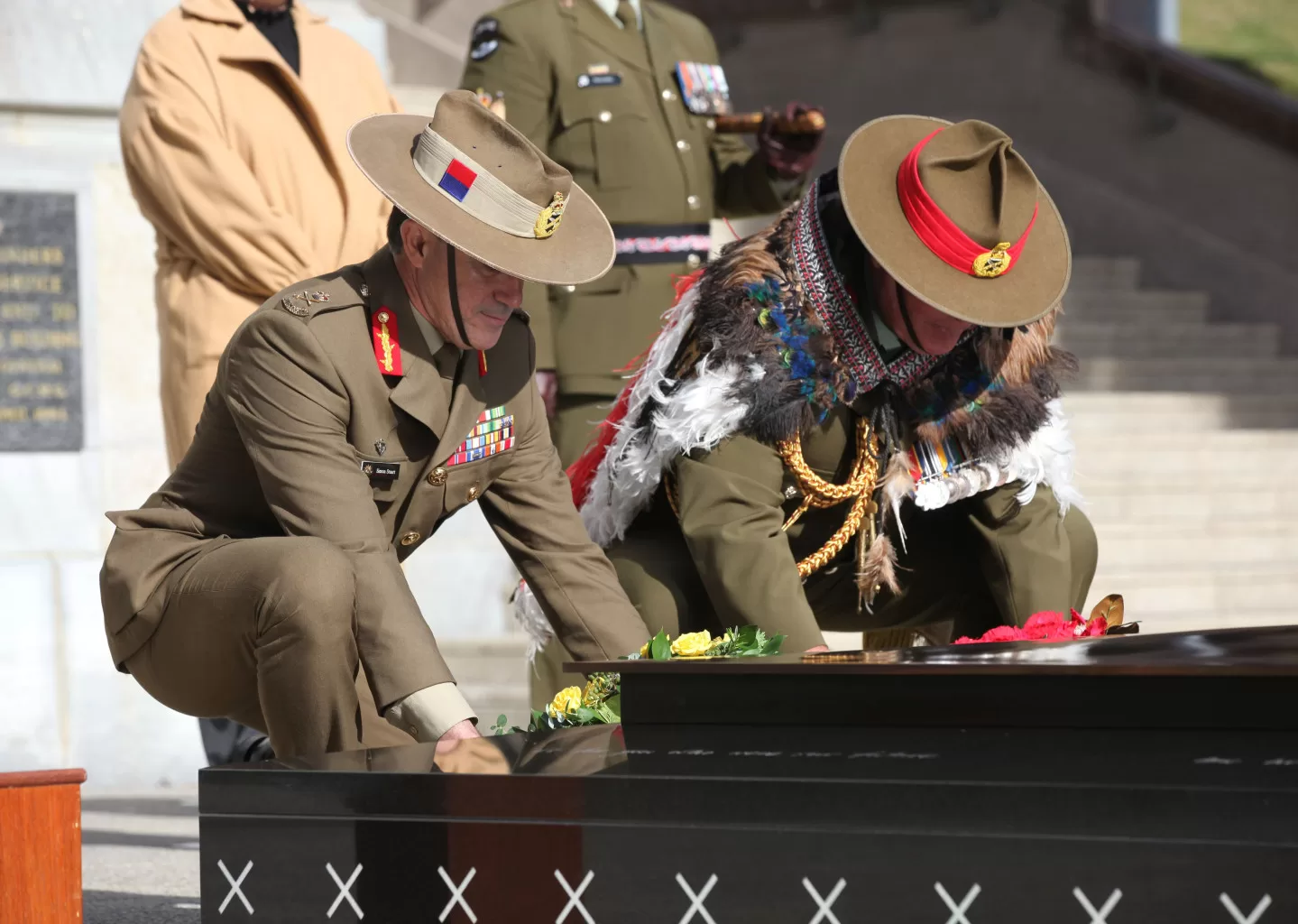 澳大利亚陆军参谋长斯图尔特中将与新西兰陆军参谋长博斯韦尔少将一起在无名战士墓前献花圈。