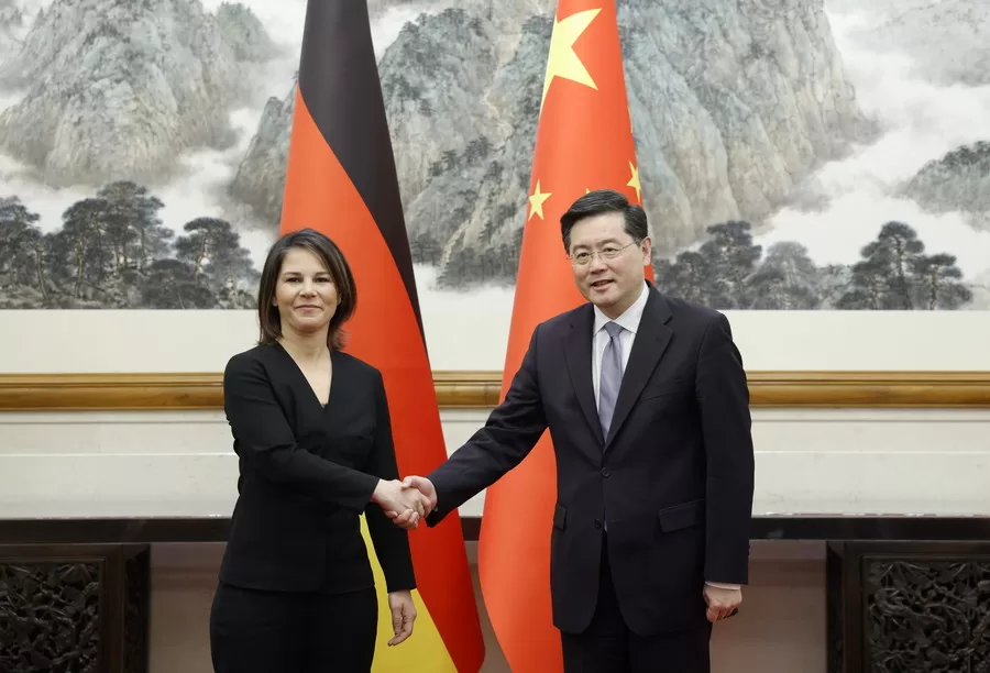 2023年4月14日,中国国务委员兼外长秦刚在北京同德国外长贝尔伯克举行第六轮中德外交与安全战略对话。