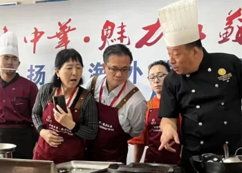 淮扬菜系厨师示范讲课。