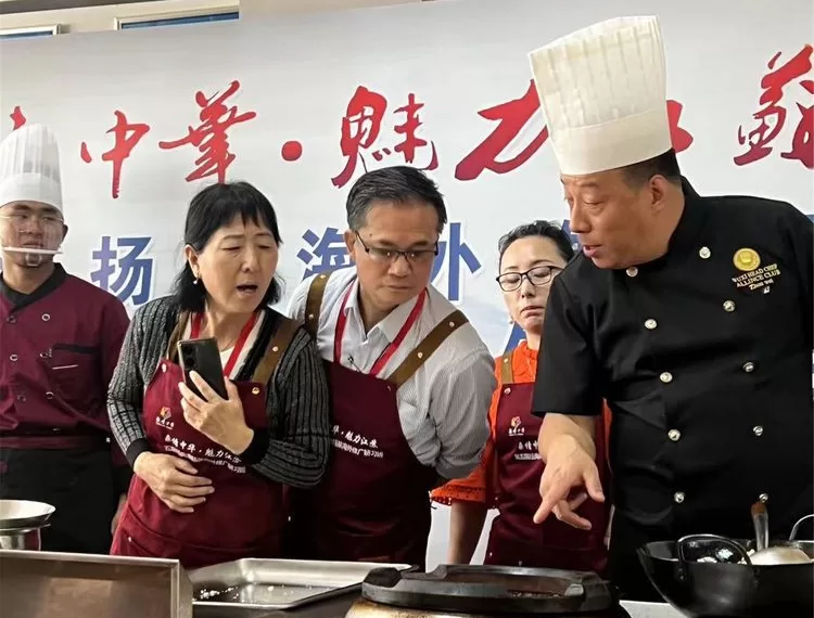 淮扬菜系厨师示范讲课。