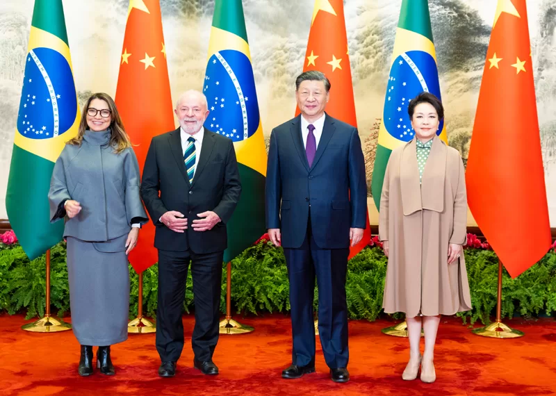 习近平和夫人彭丽媛同巴西总统卢拉和夫人罗桑热拉合影
