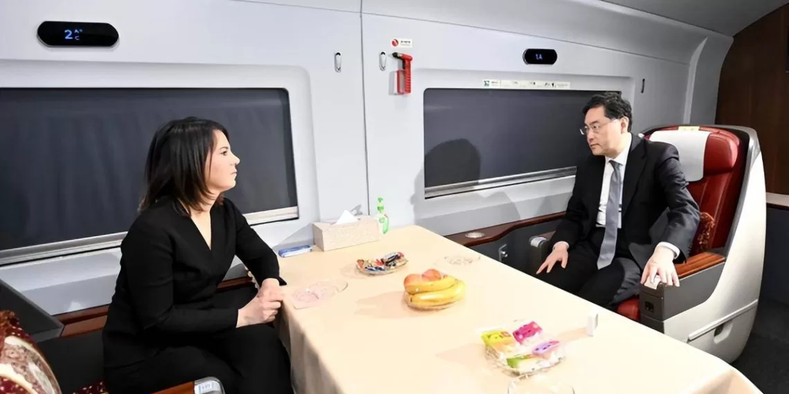 德国外长贝尔伯克与中国外长秦刚一道乘坐中国高铁,并参观德国在华企业。